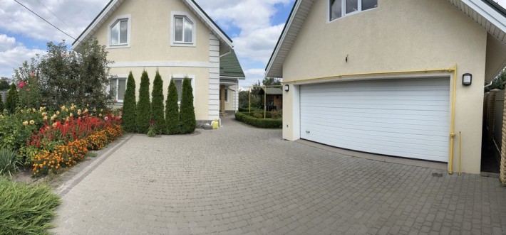 Двохповерховий будинок з подвірʼям і з гаражем - фото 1