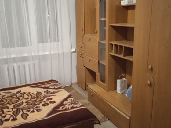 Кімната в гуртожитку зроблений ремонт є меблі холодильник Кам'янець-Подільський
