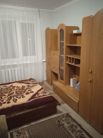 Кімната в гуртожитку зроблений ремонт є меблі холодильник - фото 1