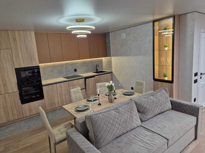 вул. Київська, 2 кімнати + кухня студія. Сучасний ремонт. - фото 1