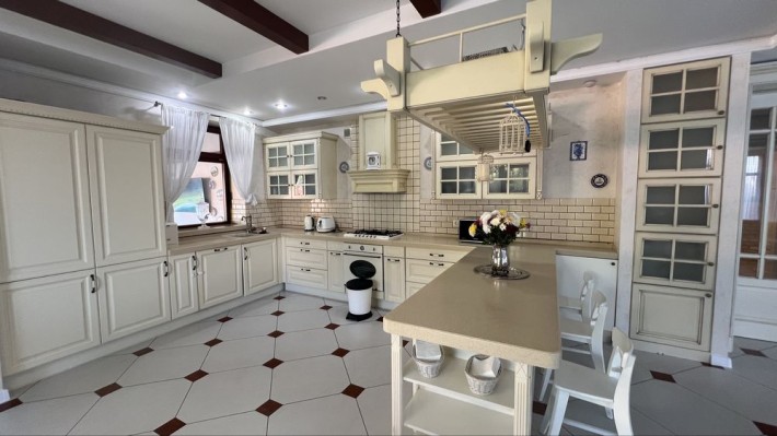 Уютный дом в кооперативе с бассейном - фото 1