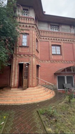 Сдам дом 8 комнат 500 м с подвалом, сауна,гараж, можно с животными! - фото 1