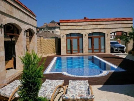 Современный дом с бассейном Совиньон