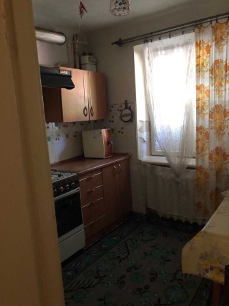 Продам дешево трехкомнатную квартиру в центре - фото 1