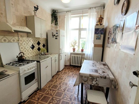 2к. Сталінка  64 кв.м. Центр міста. Окремі кімнати.