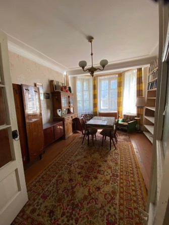 Продам квартиру в Центрі з еркерними вікнами - фото 1