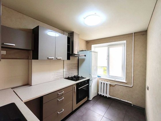 Продам 3-х комнатную на  Победе, Бульвар Славы 9. Днепр