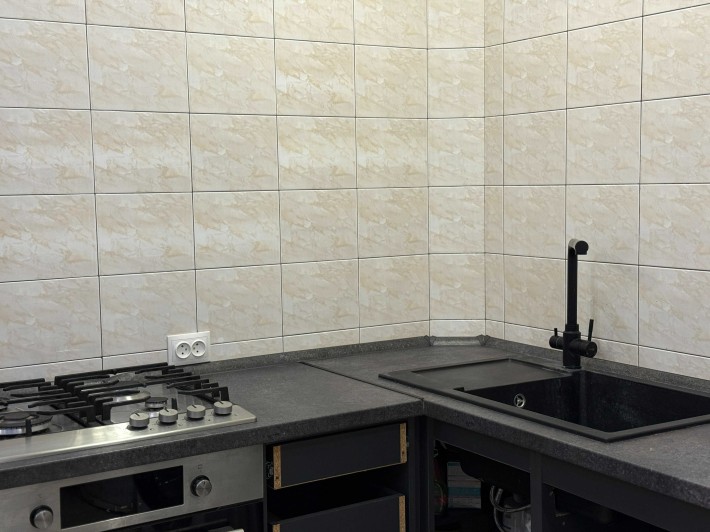 Продаю полнометражную двухкомнатную квартиру по ул. Сталеваров. - фото 1