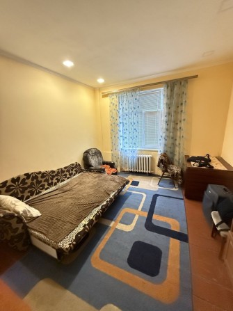 Кімната в трикімнатній квартирі - фото 1