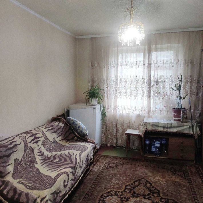 Комната для женщины на Победе-2.  Коммунальные услуги входят в цену - фото 1