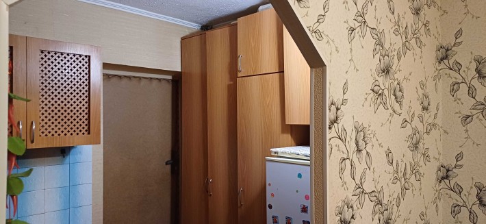 Здаеться кімната в гуртожитку, з власним душем і балконом - фото 1