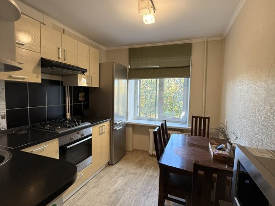 Продам 1 комнатную квартиру на Красном Камне в кирпичном доме Днепр