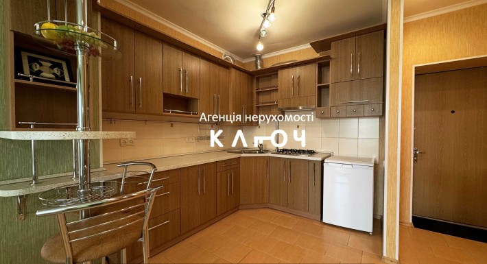 Продаж 2к квартири в ЦЕНТРІ! Меблі та техніка! - фото 1