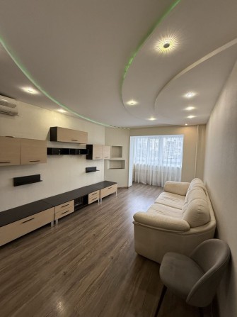 Продаю 2 к квартиру ,чешку ,с евроремонтом  , ул . 8 Марта - фото 1