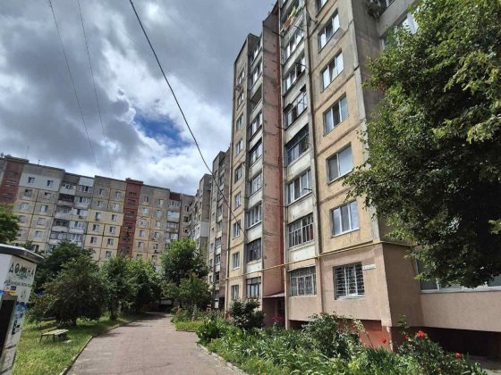 Продається 4-кімнатна квартира по вул.Героїв Крут Житомир