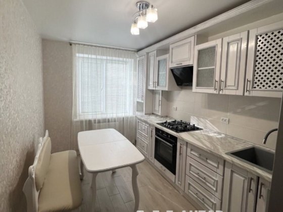 Продам 4-х кімнатку квартиру у самому центрі міста  . Кропивницький