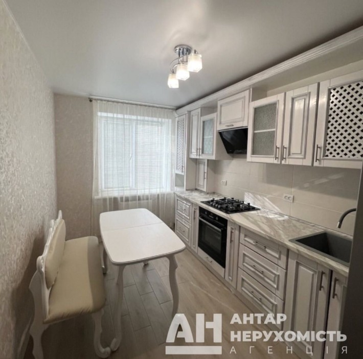 Продам 4-х кімнатку квартиру у самому центрі міста  . - фото 1