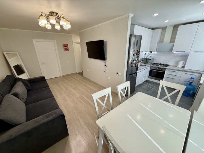 Трехкомнатная студия с ремонтом возле старого жд вокзала.2/5 - фото 1