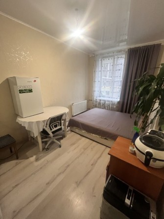 Комната в коммуне Адмиральский  проспекте / гераневая - фото 1