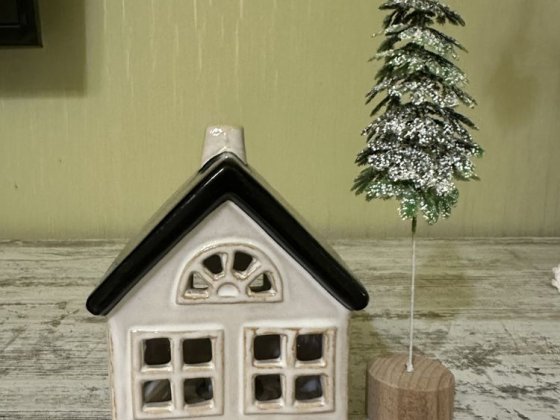 Декоративний будиночок з ялинкою Садки