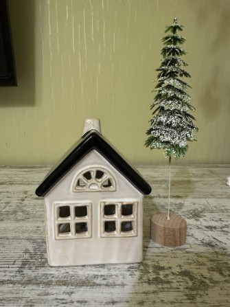 Декоративний будиночок з ялинкою - фото 1