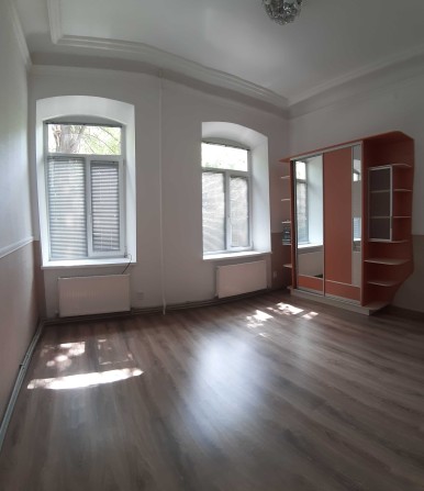 Продам трикімнатну квартиру - фото 1