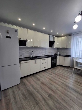 Стильна 3-кімнатна квартира з кухнею-студією та якісним ремонтом! - фото 1