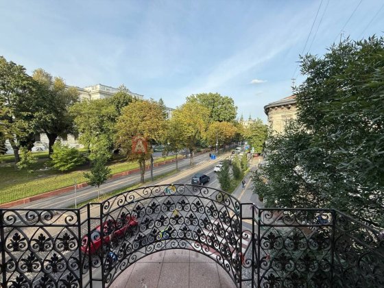 Продаж дворівневої квартири 325 м2 на Степана Бандери Львів