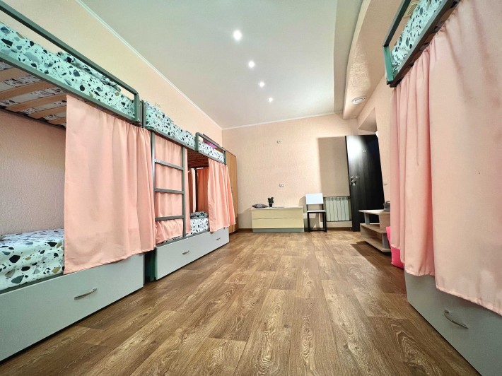 Место в комнате , с отличными условиями,Первый этаж-безопасность. - фото 1