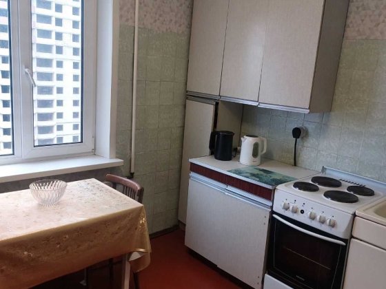 Дівчині 1 Кімната з балконом 15 м., у 2 х кімнатній, 2хв.м.Житомирська Київ