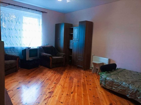 Здається  простора кімната в приватному будинку