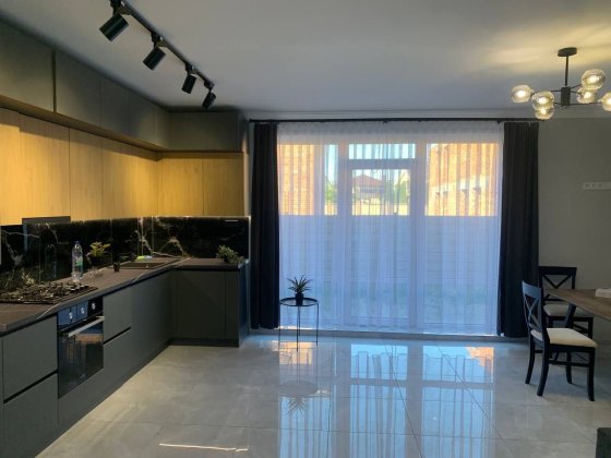 Оренда таунхауса з сонячними батареями, білим ремонтом і меблями Годилов