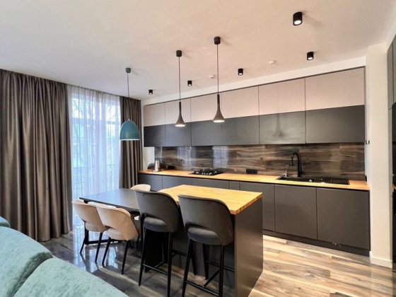 Продаж розкішної 4-х кімнатної квартири Карпинця(ближній центр) Львов