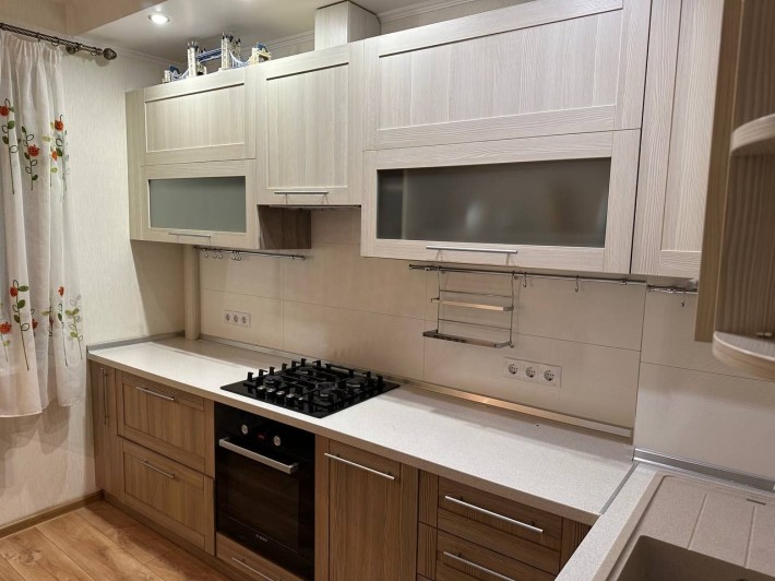 Продажа трехкомнатной квартиры с ремонтом на  Правом берегу - фото 1