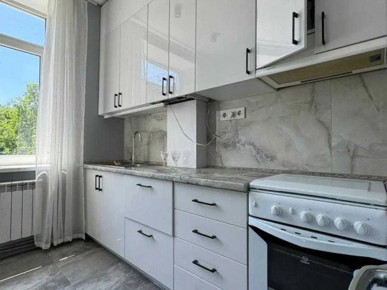 Продам 4-и к/к 85 м2 з гарним розташуванням в самому центрі міста. Кропивницький