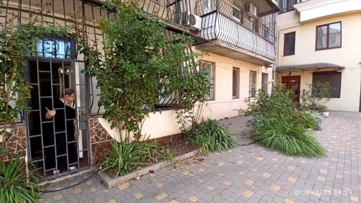 Унікальна 4-кім. квартира біля парку Шевченка з двором і парковкою - фото 1