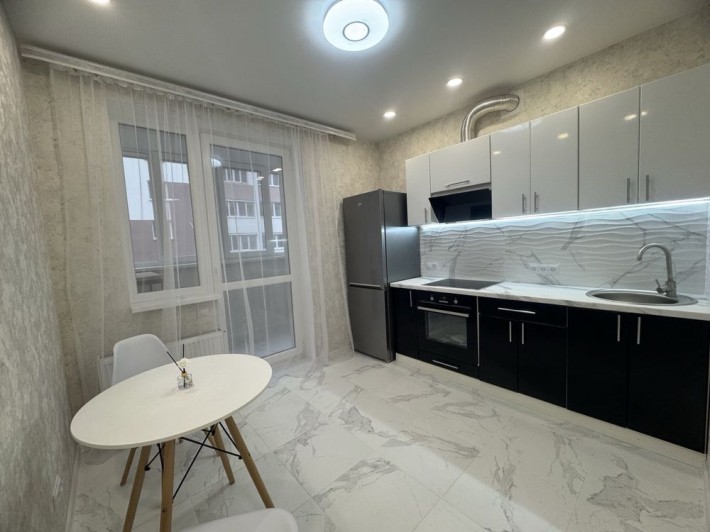 Тепла й стильна квартира біля метро — заїжджай і живи! - фото 1