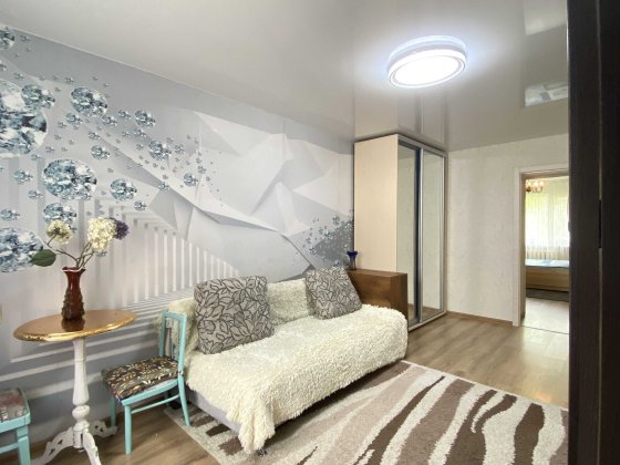 2-комнатную квартиру с ремонтом на Черемушках. ул. Ген. Петрова.