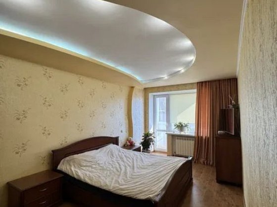 Продам квартиру у центрі на 4 кімнати , 99 квадратів ТОРГ. Кропивницький