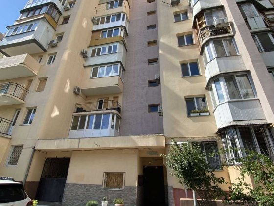 3- х комнатная квартира на Таирова по улице проспект Небесной Сотни.