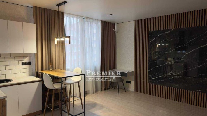 Продам квартиру з сучасним ремонтом у новому житловому комплексі - фото 1