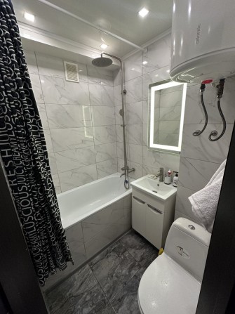 Продам 2-х комнатная квартира в центре района (тихий район) - фото 1