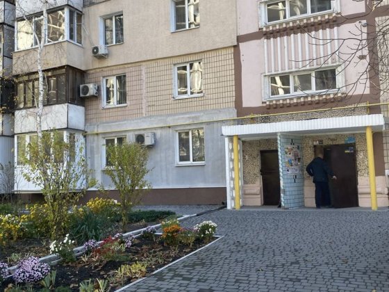 Продам трехкомнатную квартиру на Бородинском возле Сельпо,владелец Запоріжжя