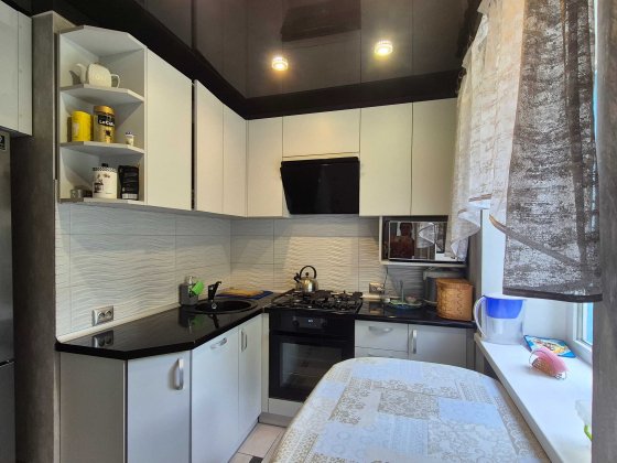 *3-кімнатна квартира з ремонтом, по вул. Демократична