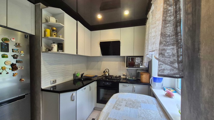 *3-кімнатна квартира з ремонтом, по вул. Демократична - фото 1