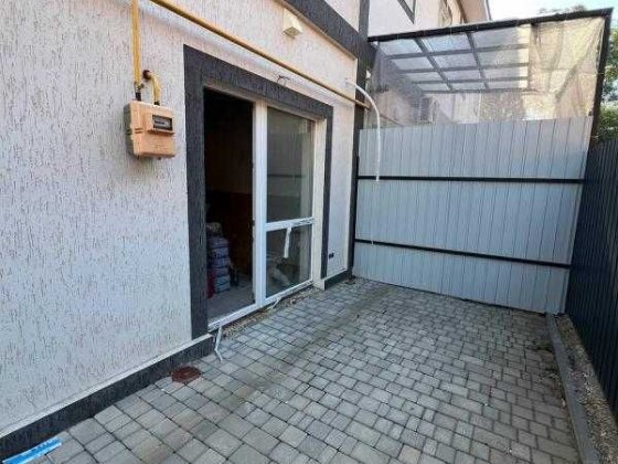 Продам 2-хрівневу квартиру з власним двориком та паркомісцем.