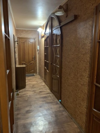 Продам габаритную двухкомнатную квартиру - фото 1