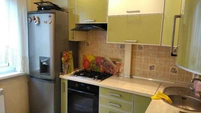 Продам 2 к.із.кв. поряд метро, вул.Гв.Широнінців. 28500 дол. - фото 1