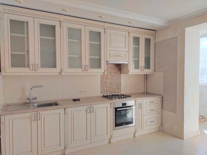 Продам ЕВРОДВУШКУ в кирпичном НОВОСТРОЕ с дорогим ремонтом и мебелью. - фото 1