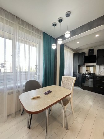 В Продажу 3 к к -студія в Центрі з євроремонтом - фото 1